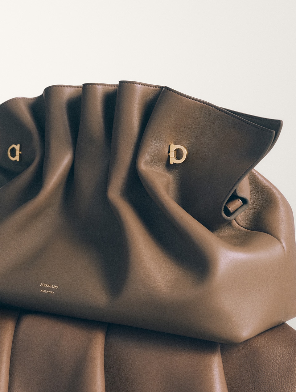 【VIP価格】FERRAGAMO Soft Shoulder Bag Soft-bag: the new women's bag by Ferragamo