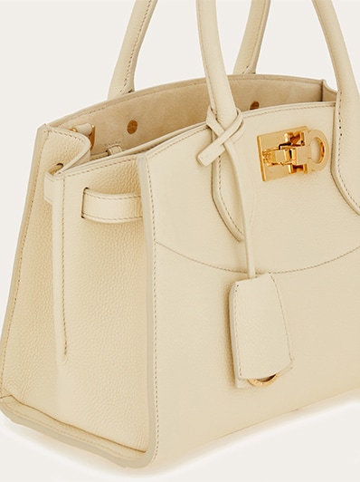 トートバッグ SALVATORE FERRAGAMO WOMAN HANDBAGS Tote bag (XL) - Women | Ferragamo
