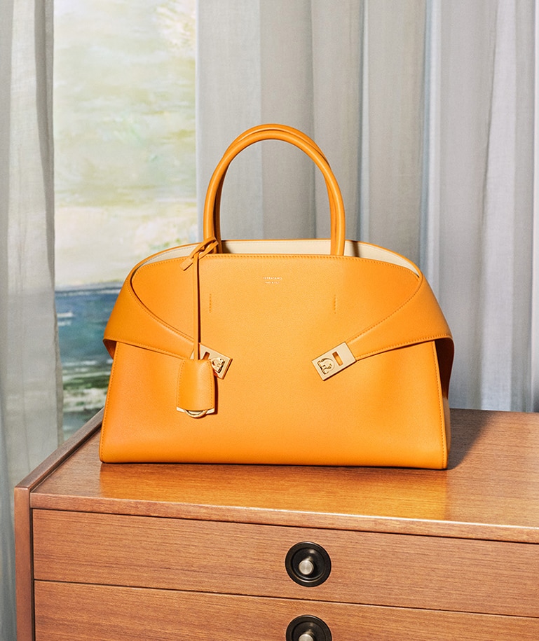 ＊FERRAGAMO＊Hug Soft Mバッグ ライム/モス 関税・送料込み 三越伊勢丹 | FERRAGAMO/フェラガモ_Women通販 | 【バッグニスタ