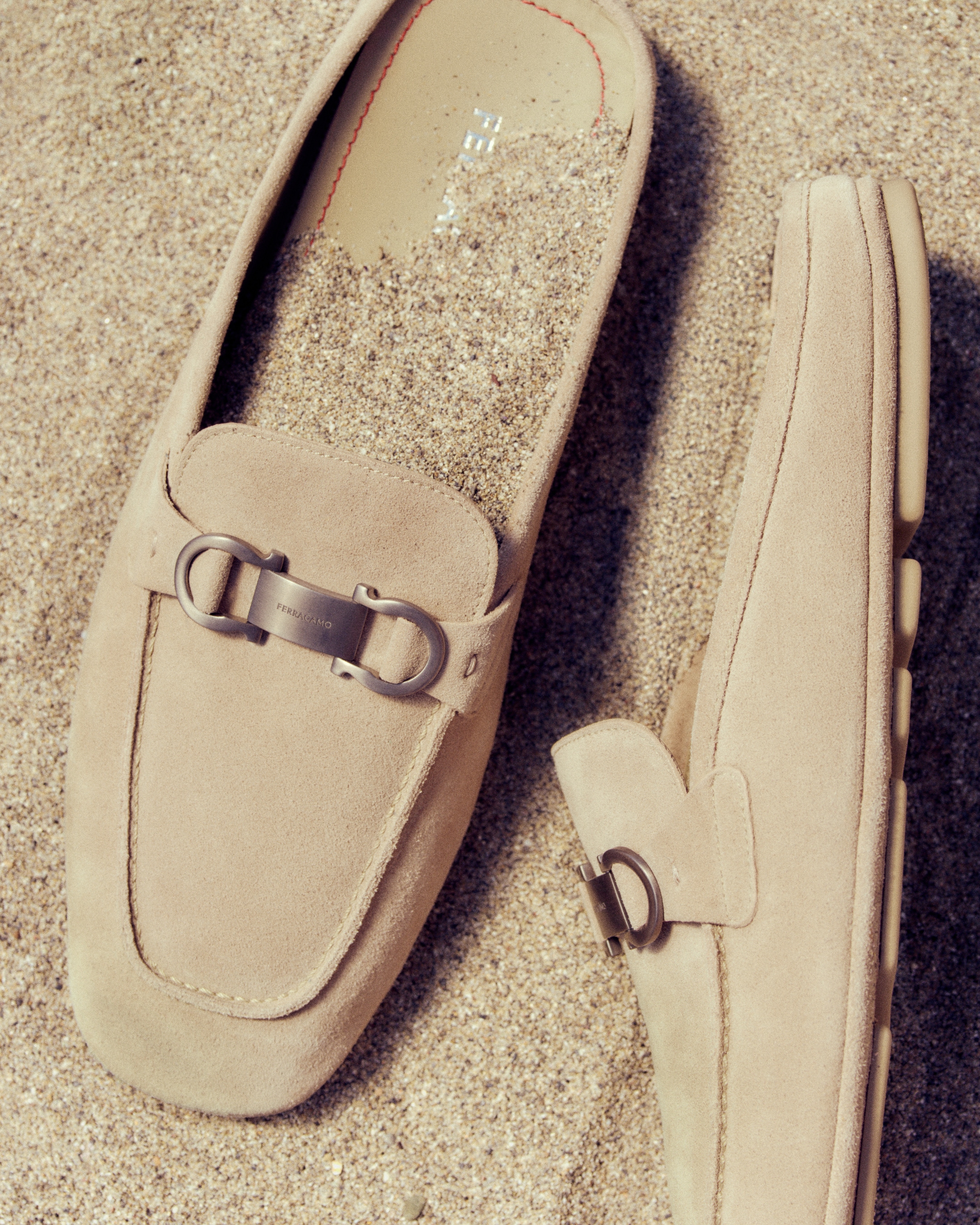 Ferragamo ベージュ ローファー バッジ付きヒール ピカピカ新品仕上⭐フェラガモFerragamo ガンチー二ローファー約