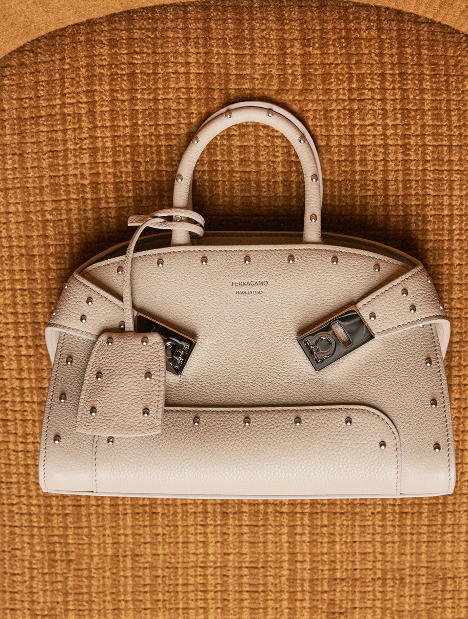 【li_zzz】ハグバック　リズ　cheez FERRAGAMO SALVATORE フェラガモ ハンドバッグ Hug ハグ