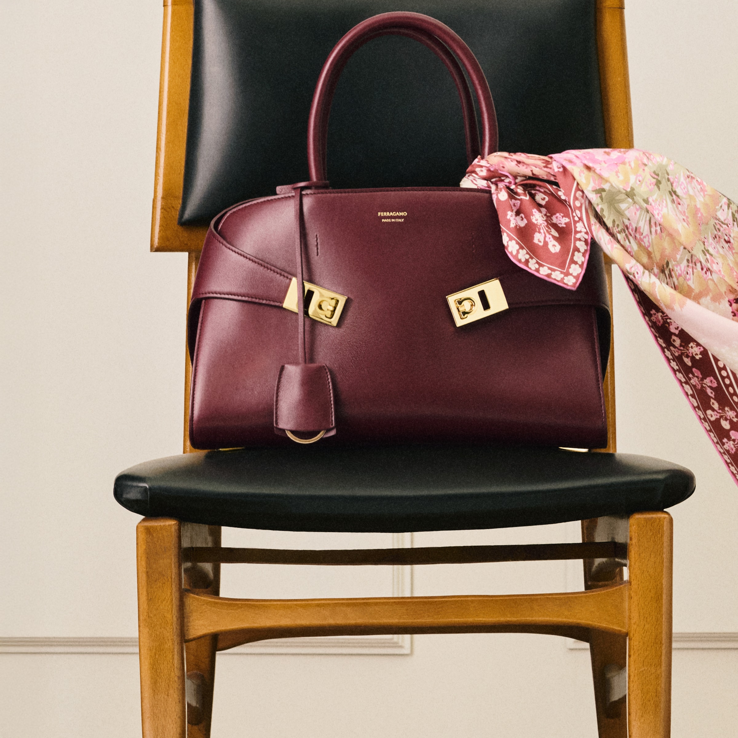 レディースコレクション:ウェアとアクセサリー | フェラガモ JP