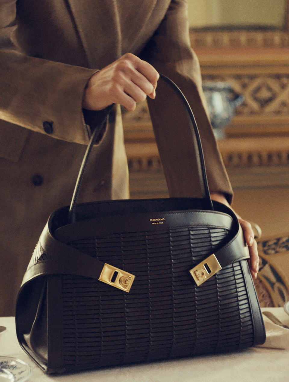 レディースコレクション:ウェアとアクセサリー | フェラガモ JP
