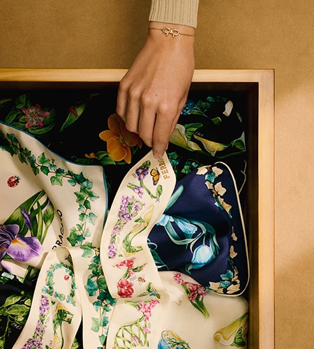 【Salvatore Ferragamo】デザインキャミソール Ferragamo Plays With The Sands of Time | SHOWstudio