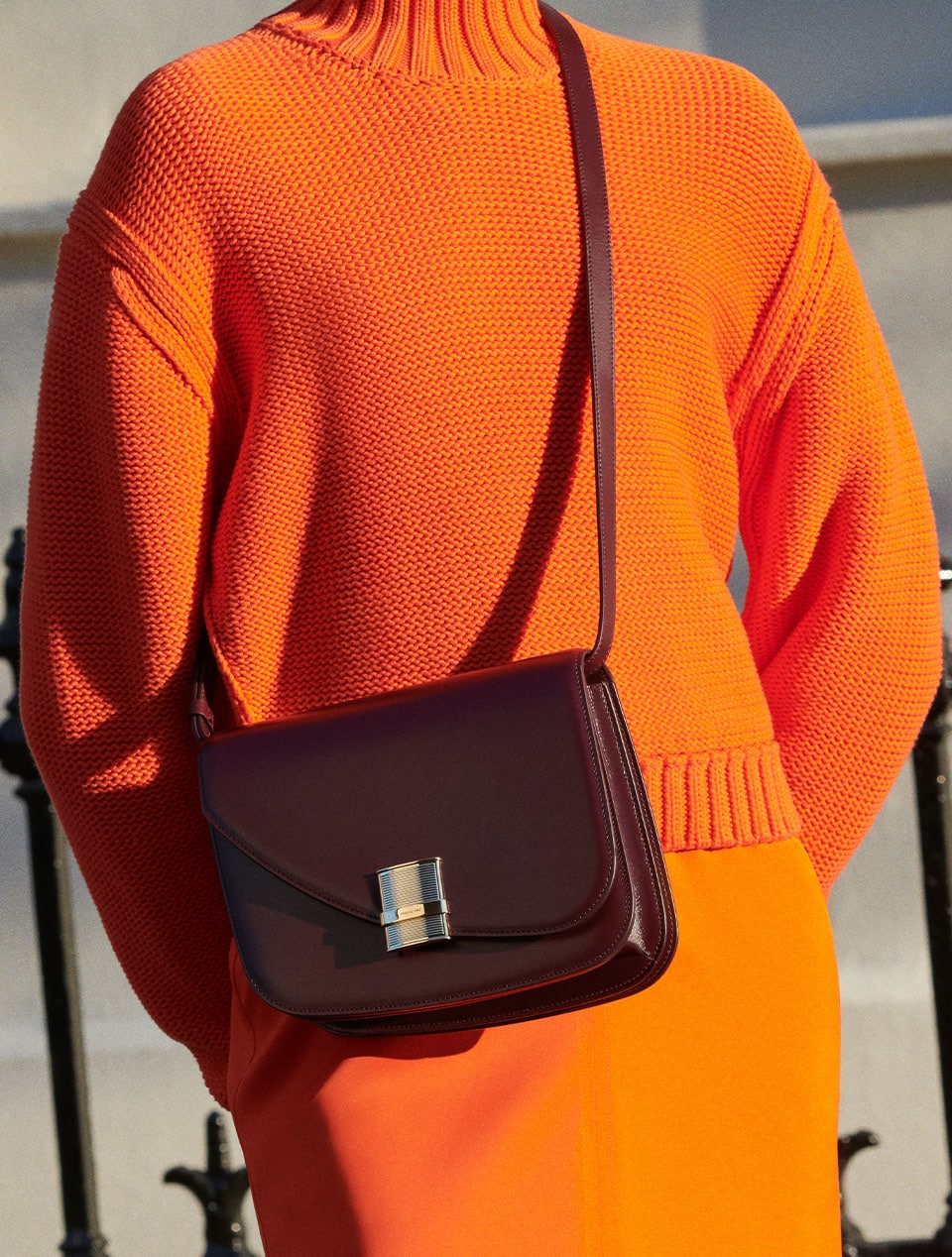 ★FERRAGAMO直営店★Fiamma メッセンジャーバッグS Ferragamo Fiamma Bag: an icon of style and functionality
