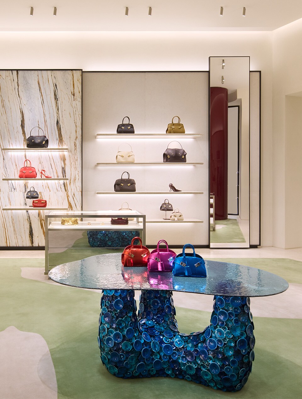 ドバイ店舗リニューアルオープン |フェラガモ JP