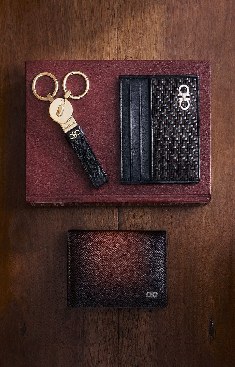 フェラガモ 公式サイト | メンズ 二つ折り財布