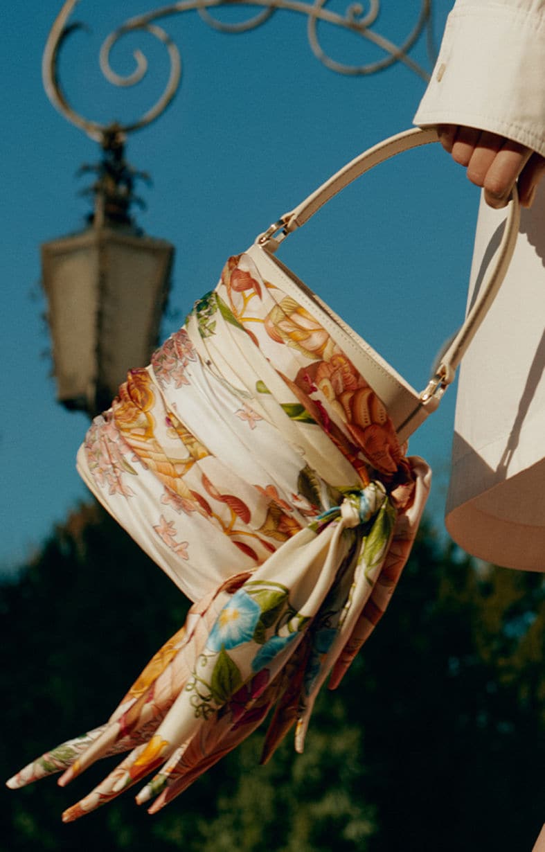 フェラガモ　雨傘&ポーチ Women's summer bags: raffia beach bags and bucket bags | Ferragamo US