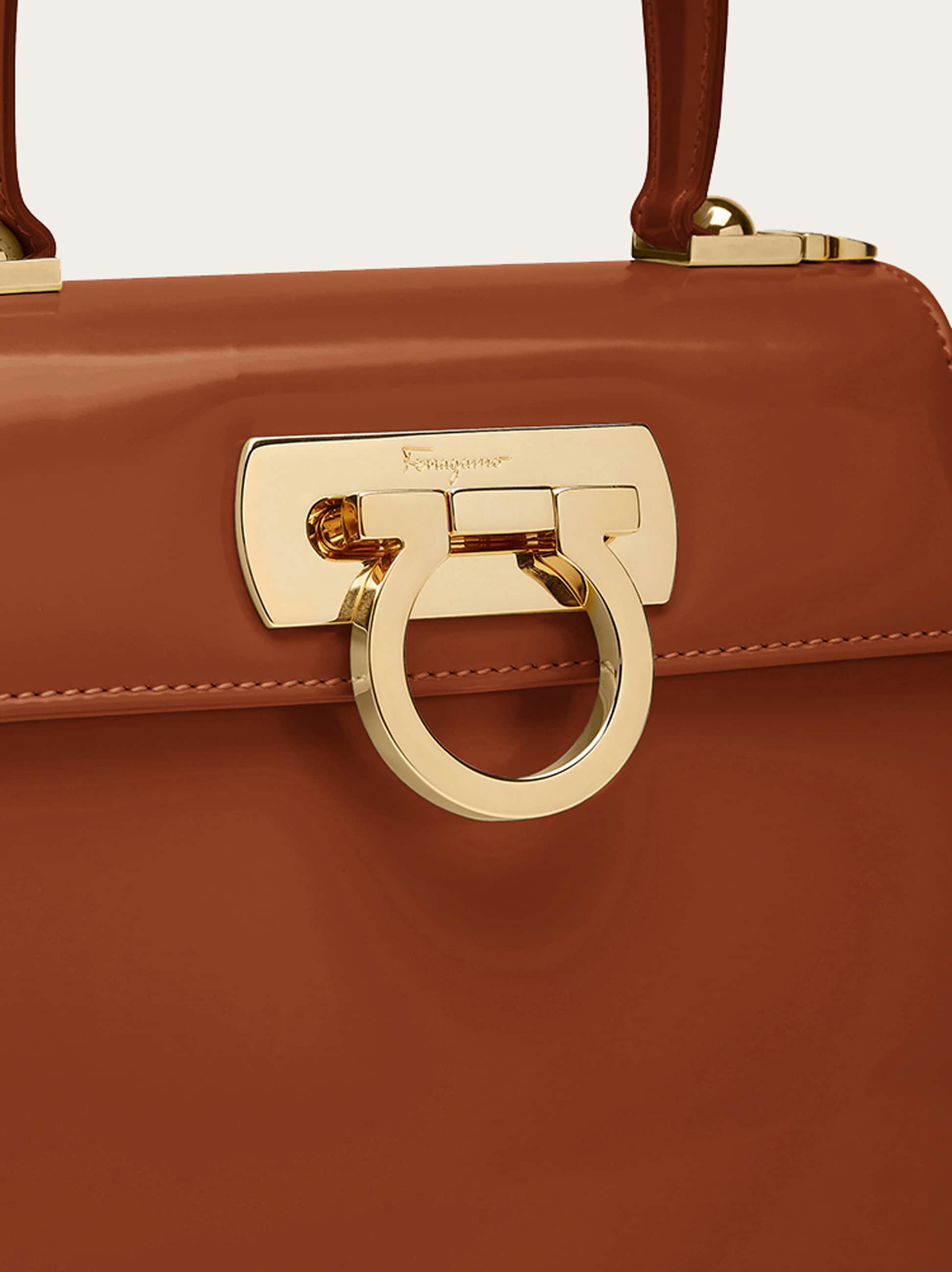 Salvatore Ferragamo 木製ハンガー Iconic Top Handle (S) - Women | Ferragamo