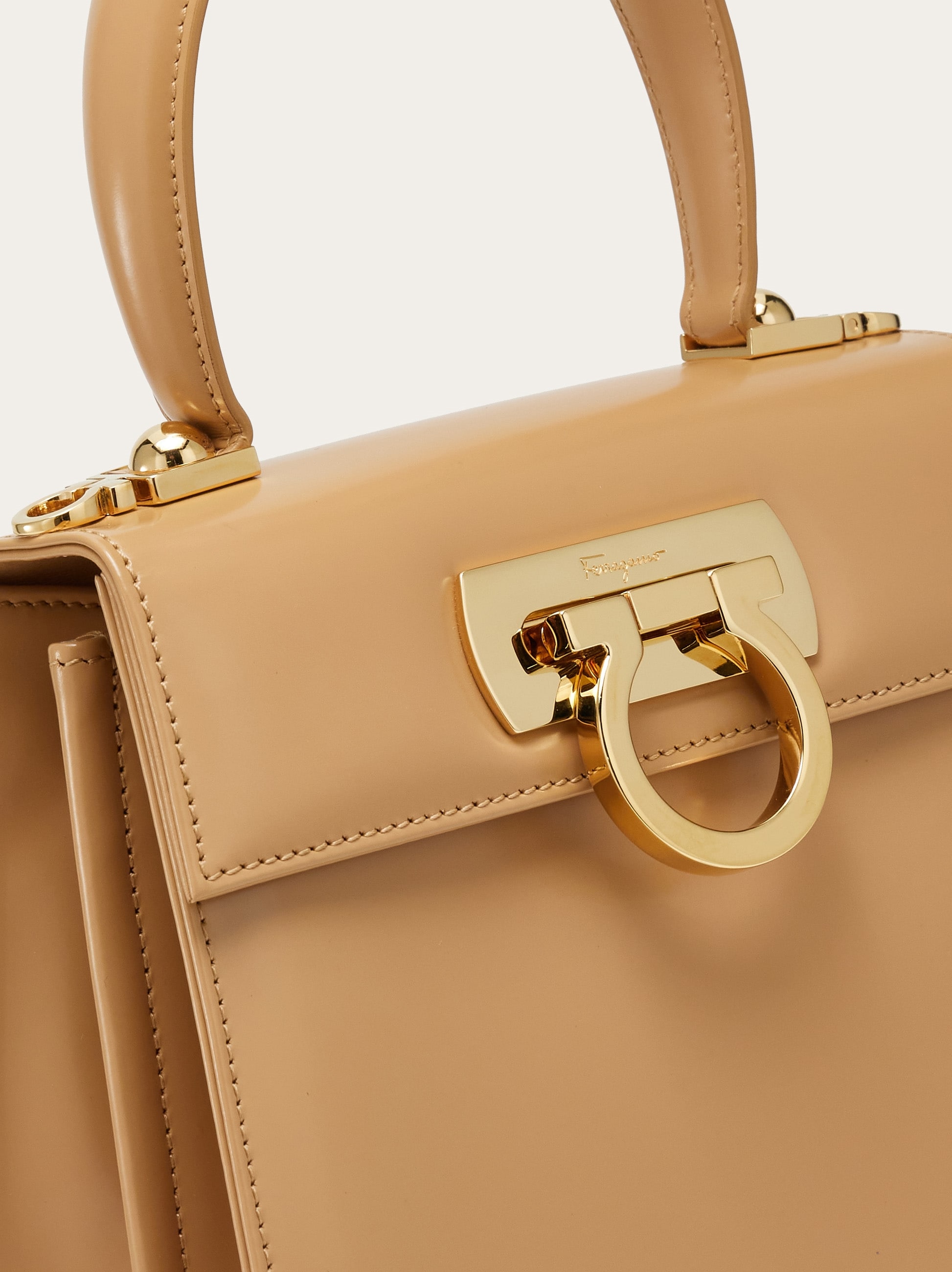 ✨美品✨Salvatore Ferragamo パーティバッグ　サークルハンドル ✨美品✨Salvatore Ferragamo パーティバッグ サークルハンドル