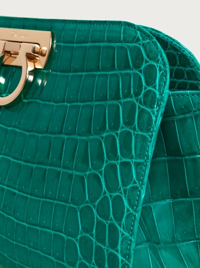 【FERRAGAMO】Small Diana Clutch/追跡+関税+全国送料込み Ferragamo Diana Leather Clutch | Black | FARFETCH