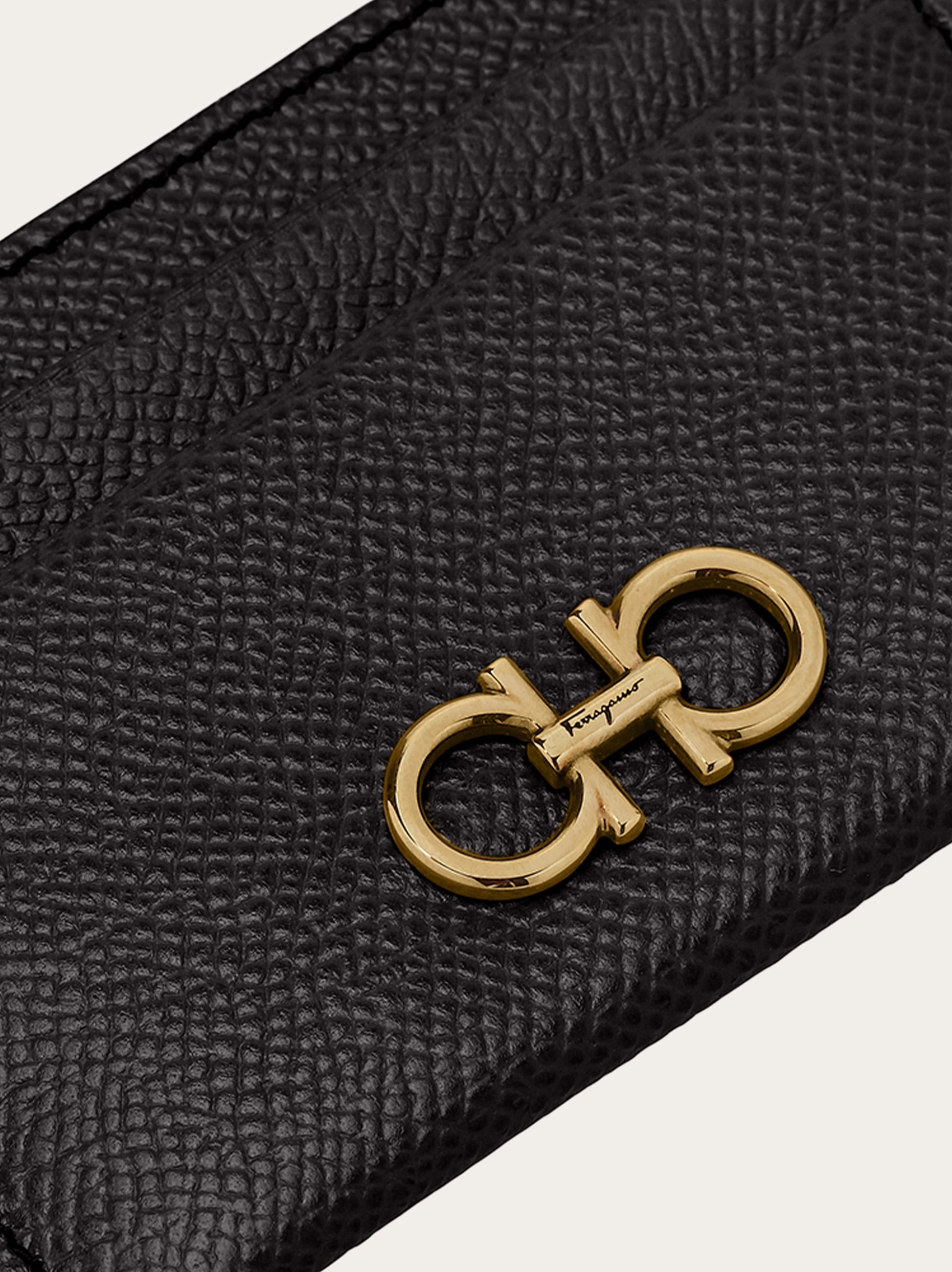 【FERRAGAMO】ガンチーニ Card holder Gancini credit card holder - Men | Ferragamo