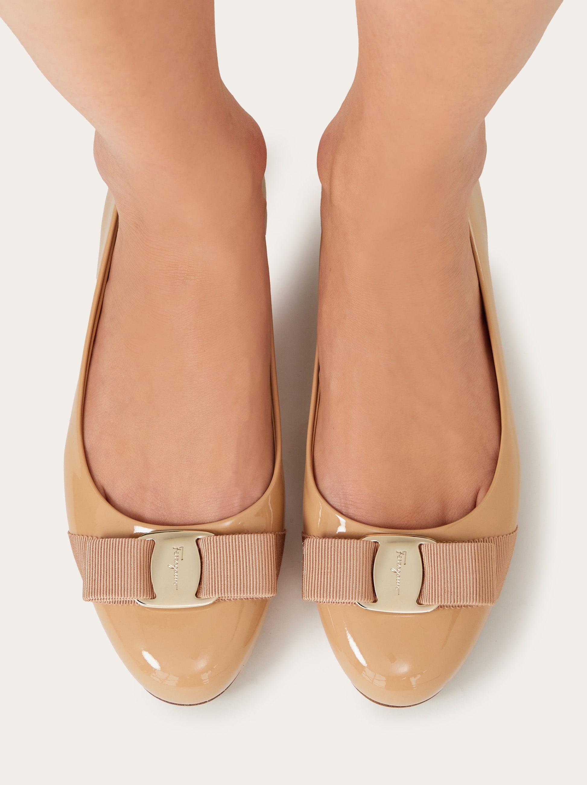 美品SalvatoreFerragamo VARINA LUX フラットシューズ ヴァリナ - ウィメンズ | Ferragamo
