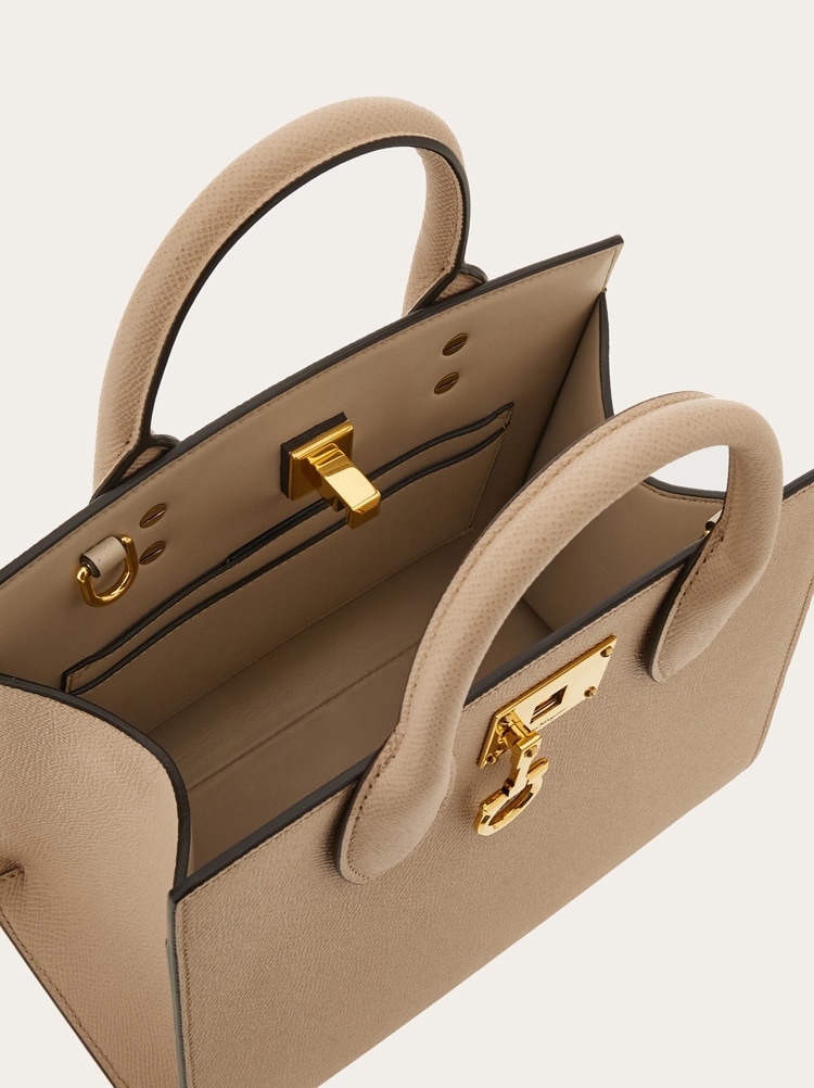 直営店☆Ferragamo☆Studio バッグ 白ｘ水色 お洒落 Ferragamo Studio box bag (XS) - Women | Ferragamo