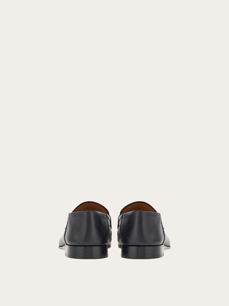 直営店☆Ferragamo☆ お洒落♪GANCINI ロゴ ストラップサンダル Salvatore Ferragamo / Tストラップ サンダル｜ESTNATION ONLINE
