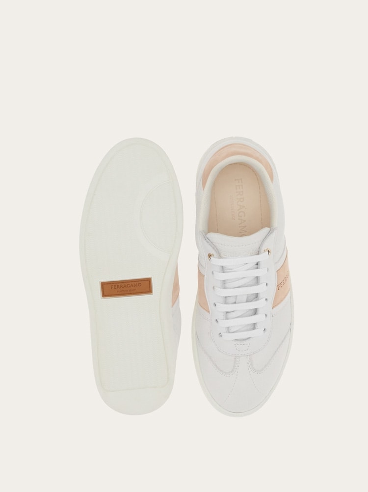 Sneakers bajas con firma Gallery image 6