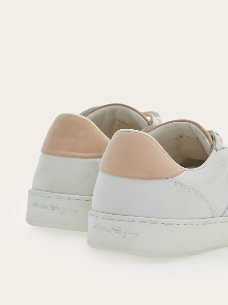 Sneakers bajas con firma Gallery image 7