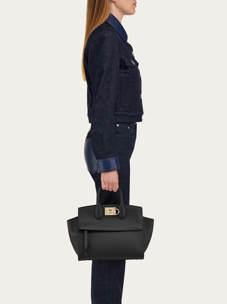 【24SS NEW】FERRAGAMO_women / スタジオ ソフト S バッグ Ferragamo Studio soft bag (M) - Women | Ferragamo