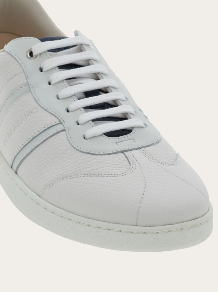 Low top sneaker with signature Gallery image 7