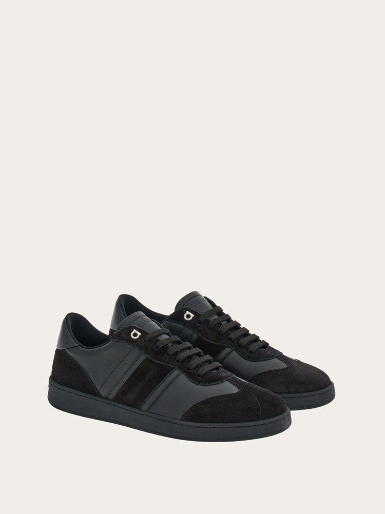 Low top sneaker with signature Gallery image 2