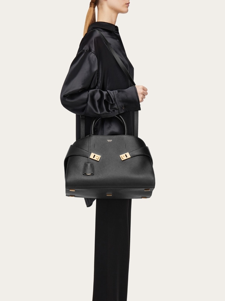 Hug handbag (L) Gallery image 3