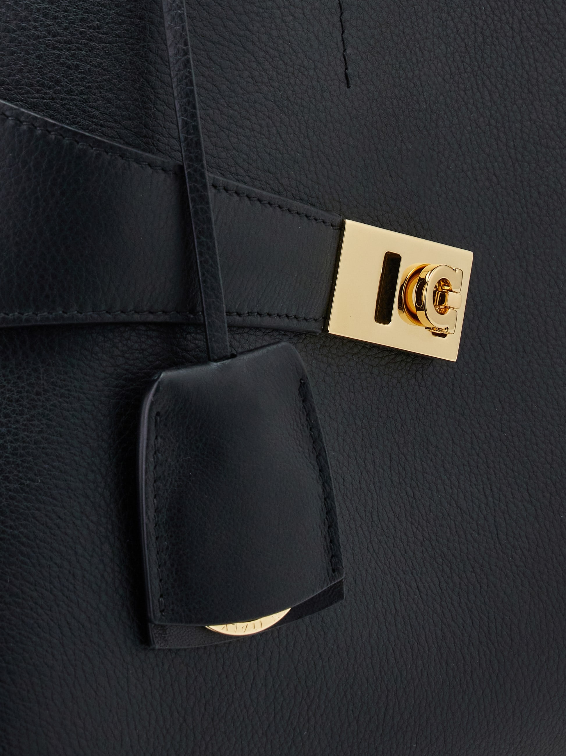 ハンドバッグ FERRAGAMO Woman Handbag Black 215921 766591 001 Hug handbag (L) - Women | Ferragamo