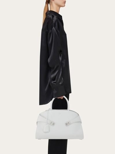 フェラガモ　ハグ　ミディアム　美品 三越伊勢丹 | FERRAGAMO/フェラガモ_Women通販 | 【バッグニスタ