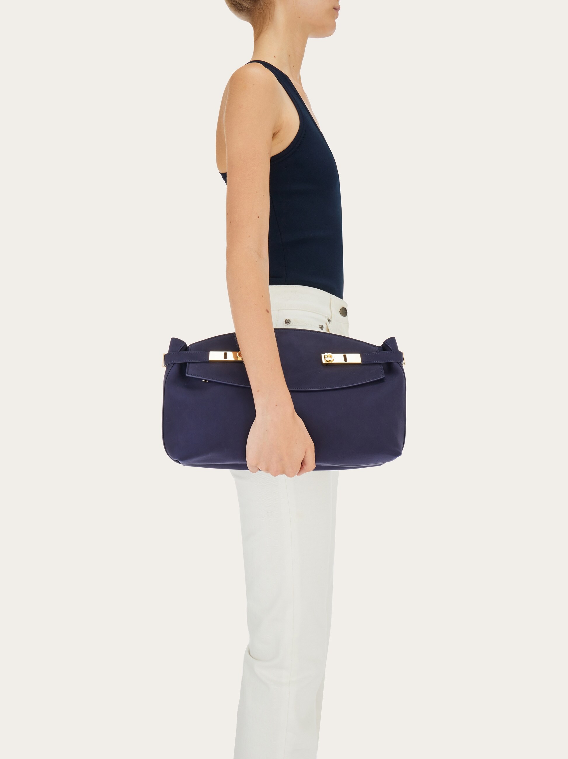 【関税&送料込】Salvatore Ferragamo Hug Pouch L Hug soft crossbody bag (L) - Women | Ferragamo