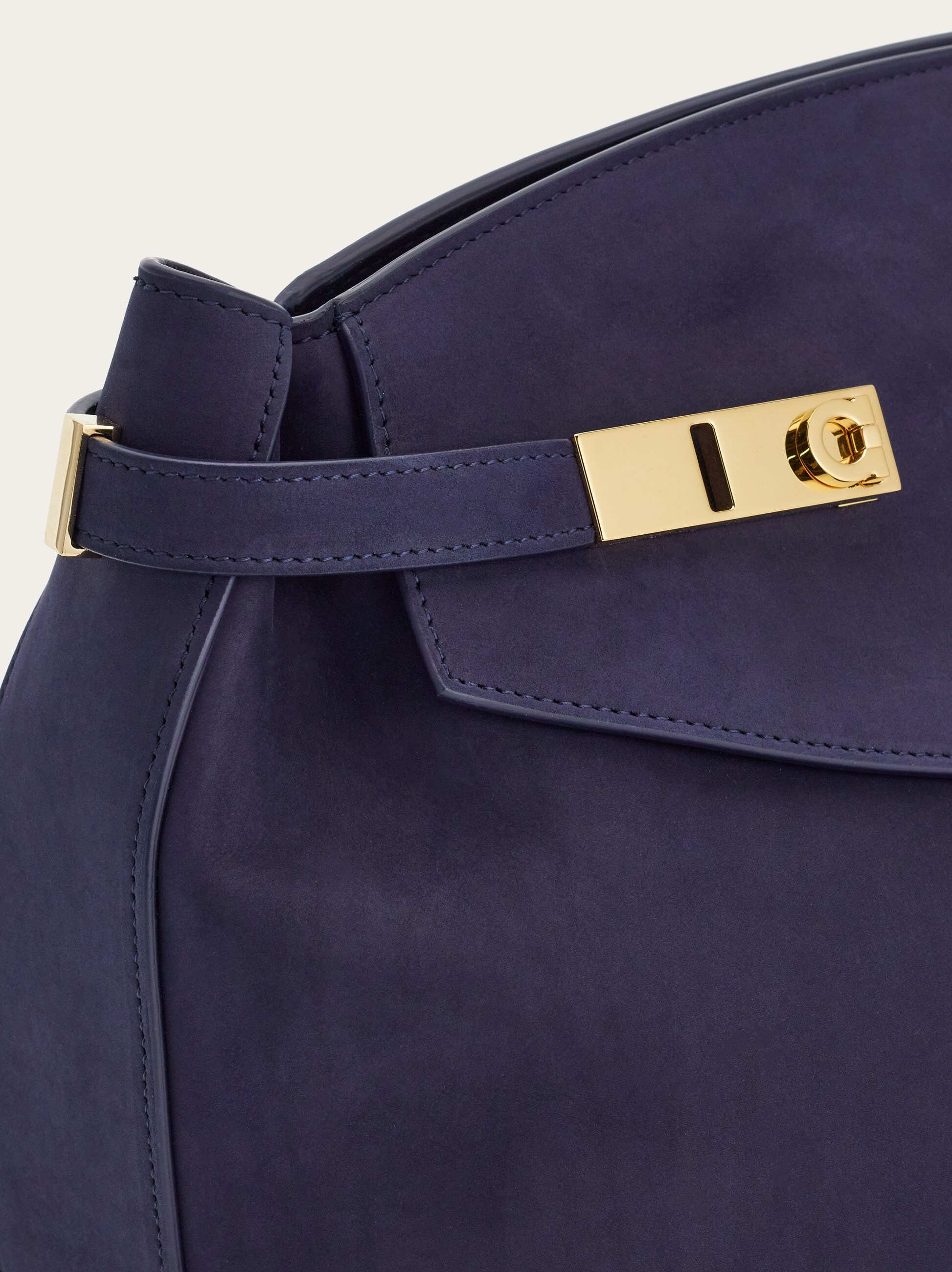 【関税&送料込】Salvatore Ferragamo Hug Pouch L Hug soft crossbody bag (L) - Women | Ferragamo