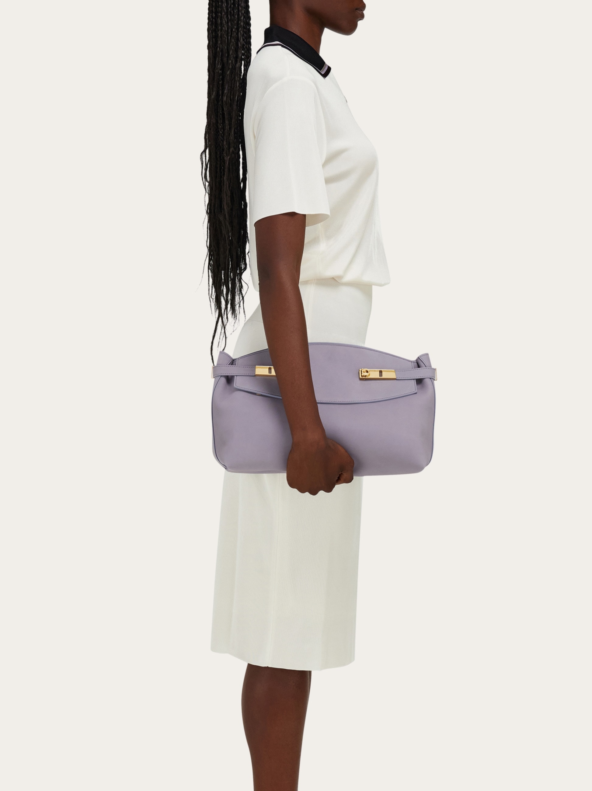 24AW new/FERRAGAMO ハグレザークロスボディバッグ Bag Gray Hug soft crossbody bag (L) - Women | Ferragamo