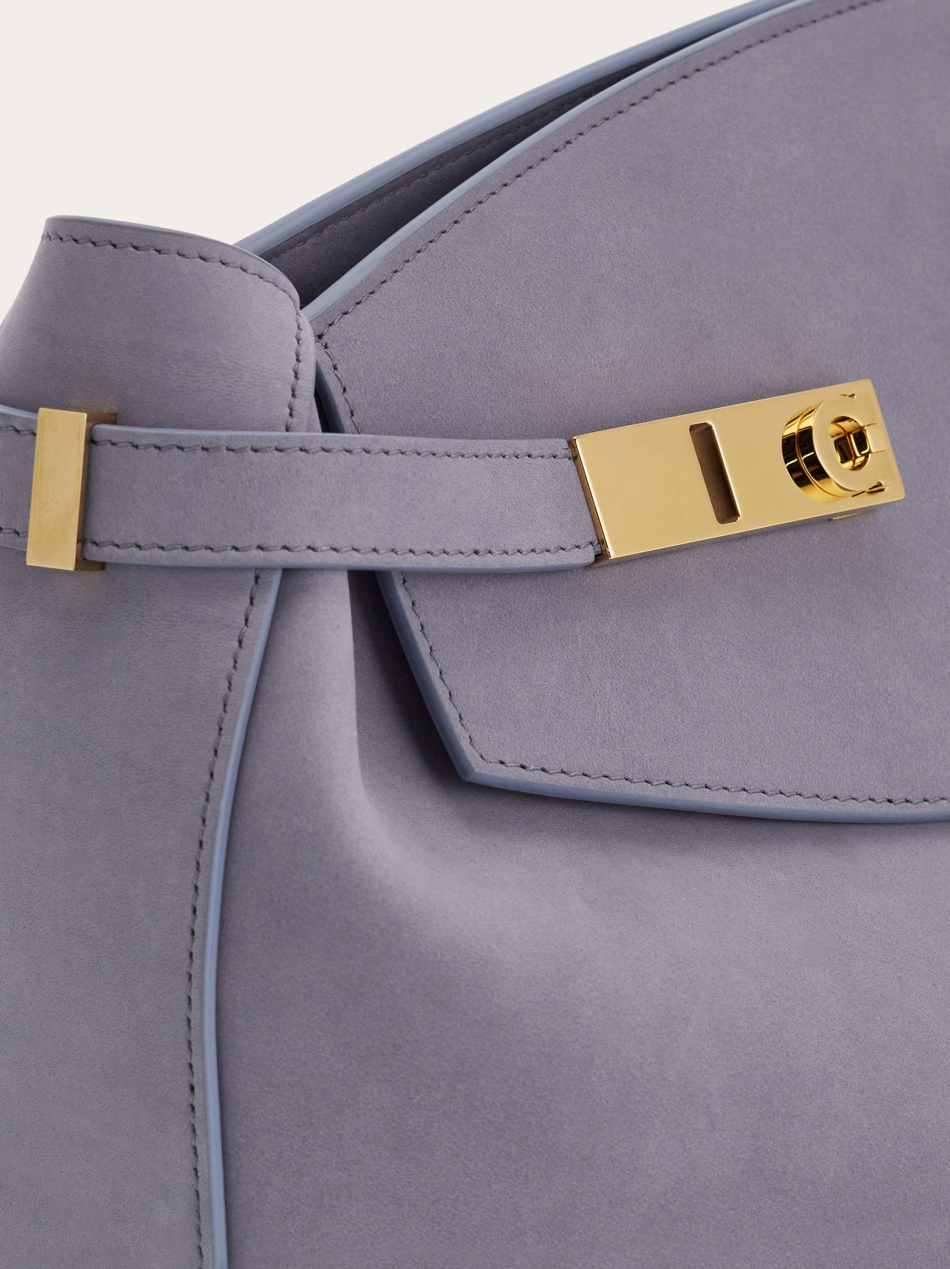 24AW new/FERRAGAMO ハグレザークロスボディバッグ Bag Gray Hug soft crossbody bag (L) - Women | Ferragamo