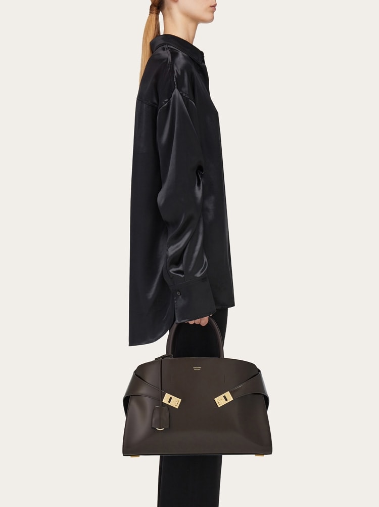 Hug handbag (L) Gallery image 2