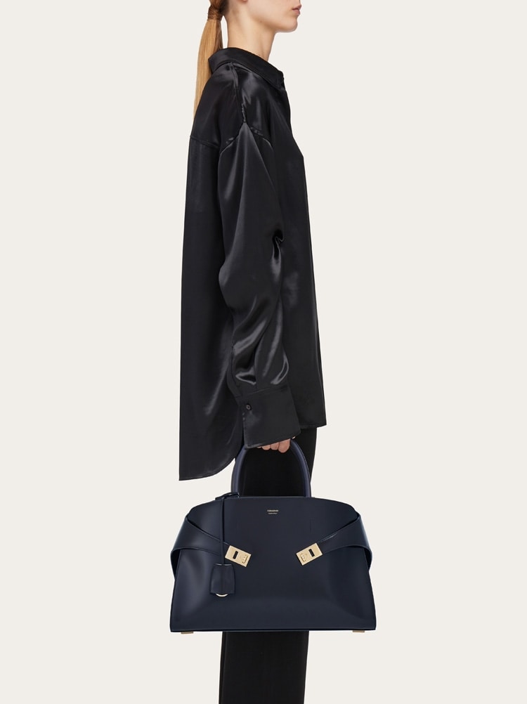 Hug handbag (L) Gallery image 2