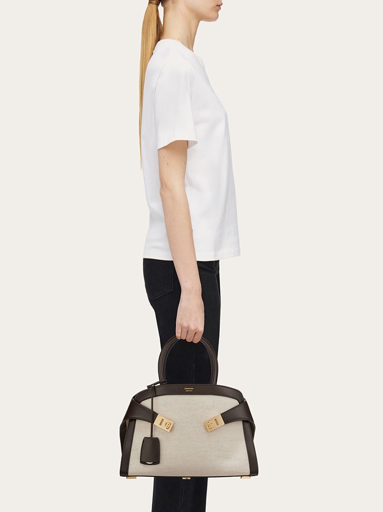 Hug bicolor handbag (M) Gallery image 2