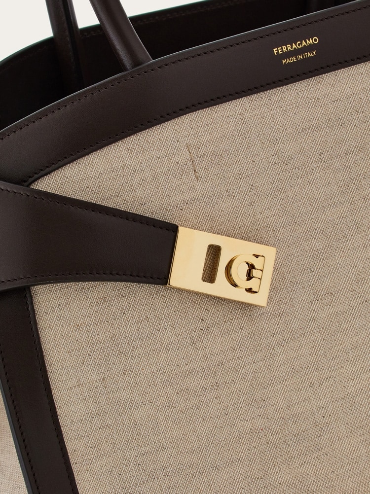 Hug bicolor handbag (M) Gallery image 7