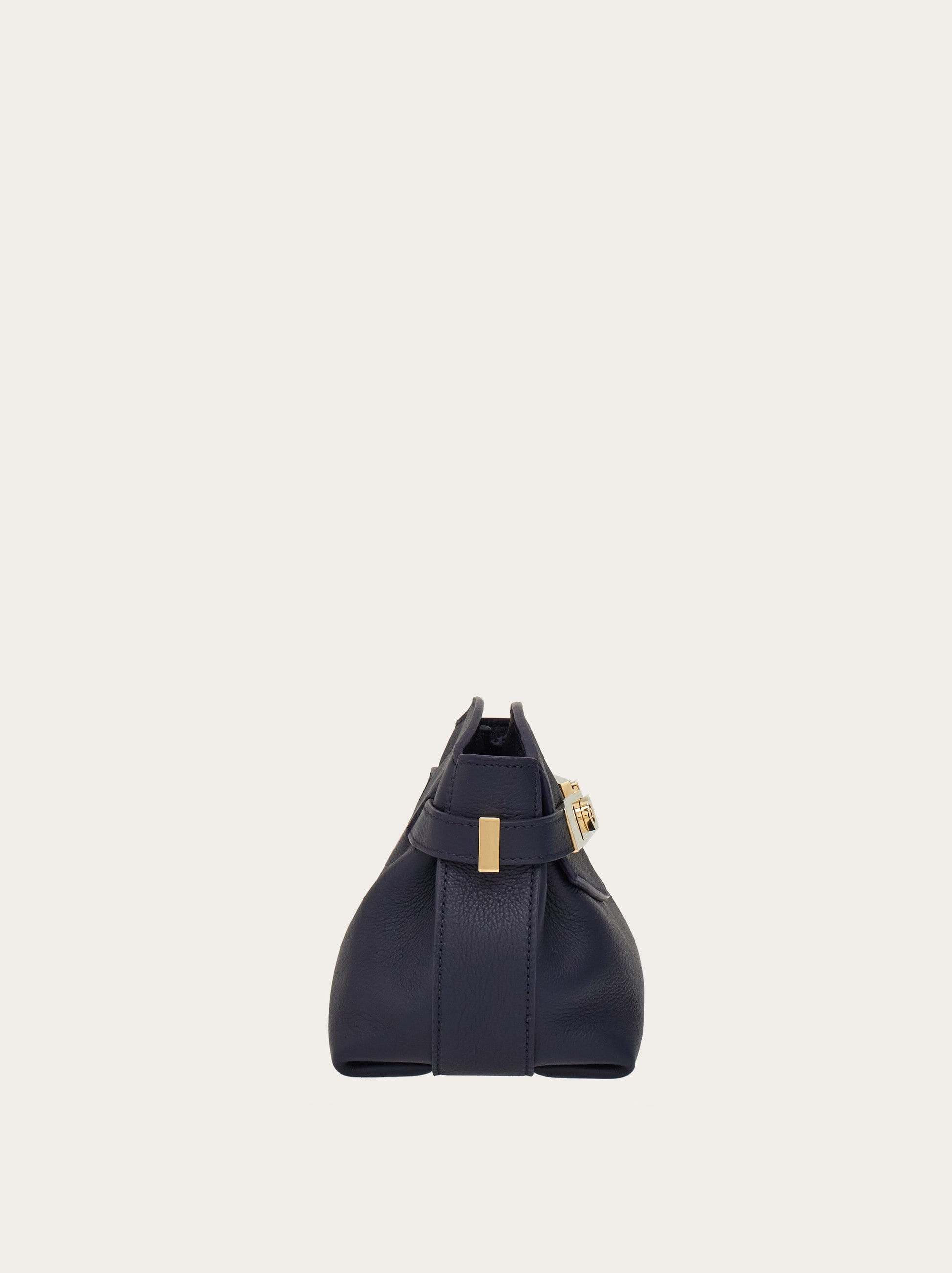 エレガントな存在感【FERRAGAMO】Hug ソフト クロスボディバッグ エレガントな存在感【FERRAGAMO】Hug ソフト クロスボディバッグ