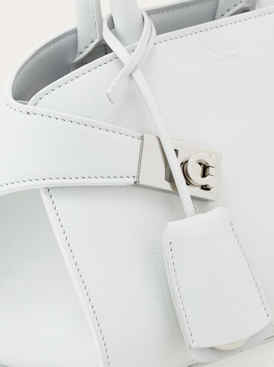 SALVATORE FERRAGAMO ミニハケットハック 【関税込】 Ferragamo Hug ミニバッグ | ニュートラル | FARFETCH JP