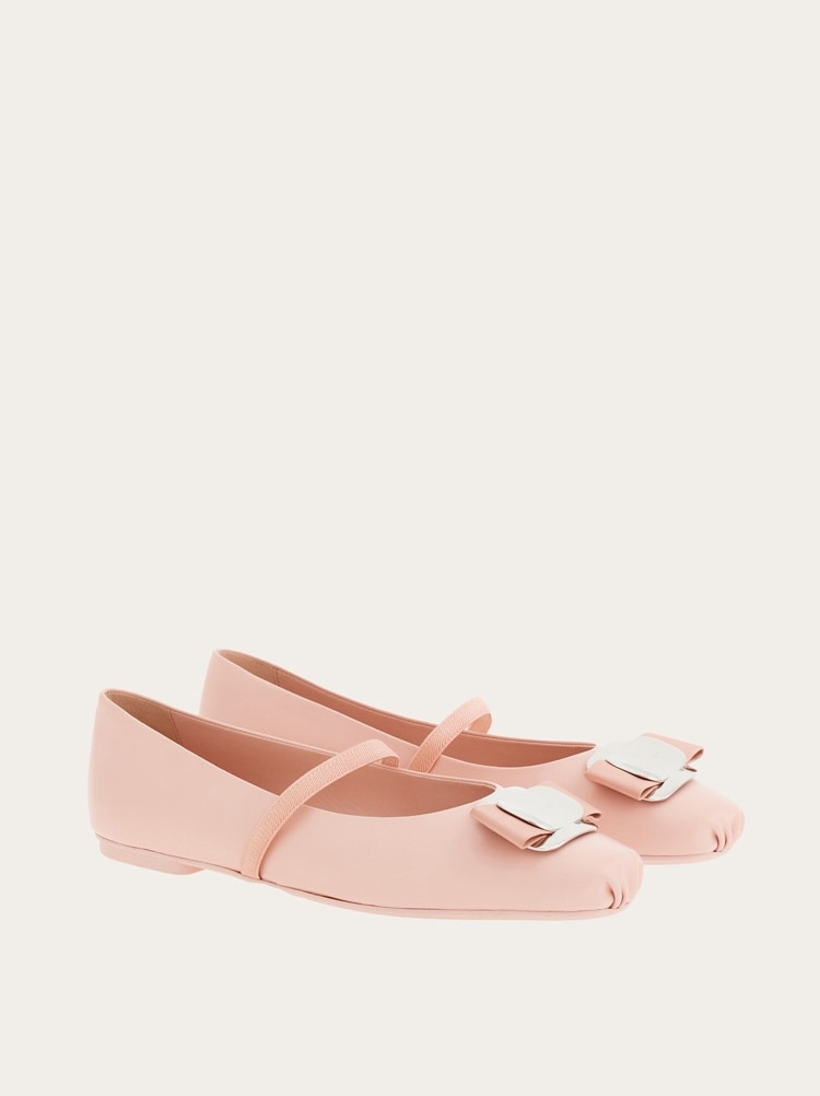 Salvatore Ferragamo アイボリー シューズVARA 61/2 Vara pump - Women | Ferragamo