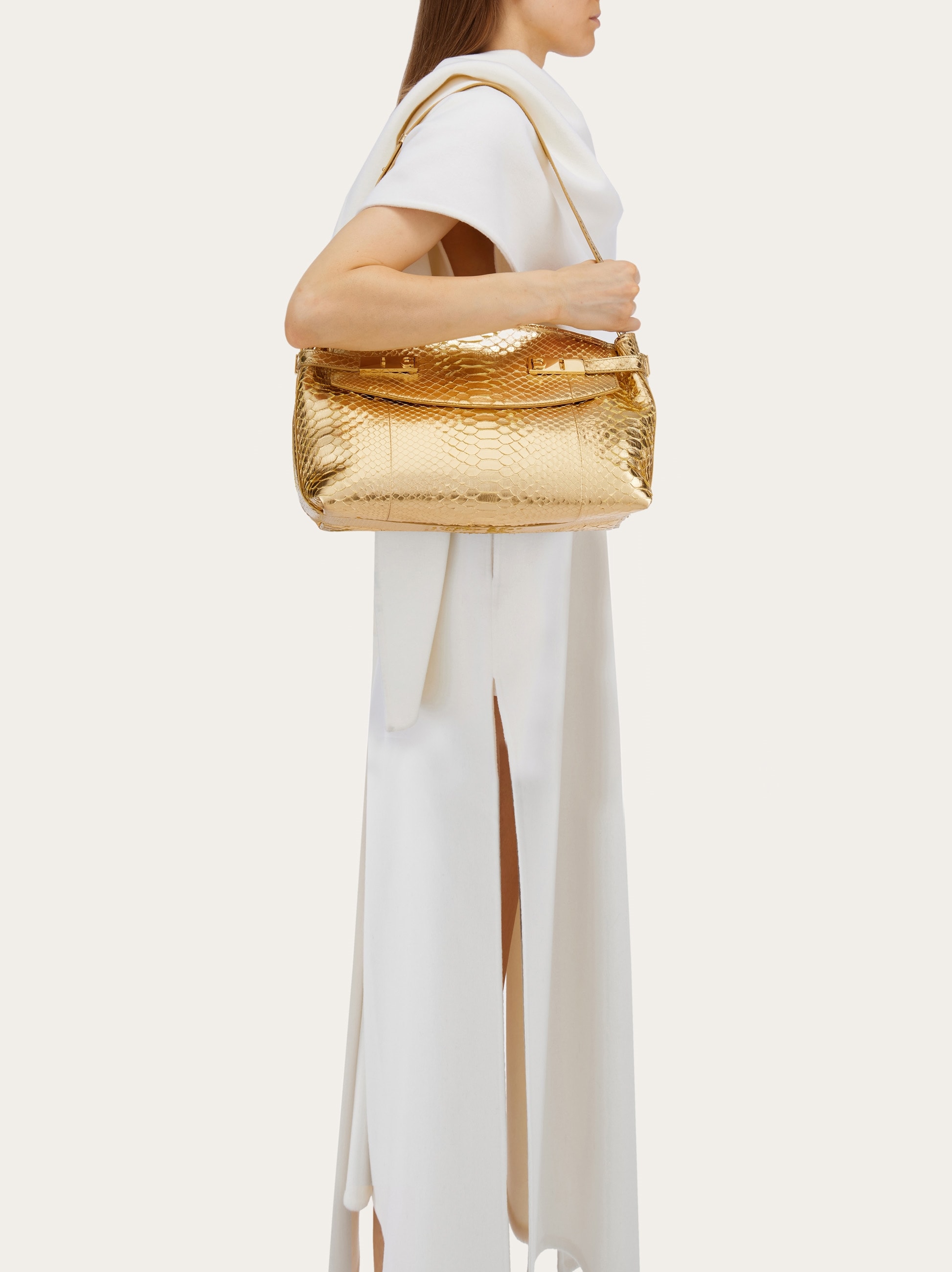 【送料&関税込】Ferragamo hug Soft Large Crossbody Bag Hug soft crossbody bag (L) - Women | Ferragamo
