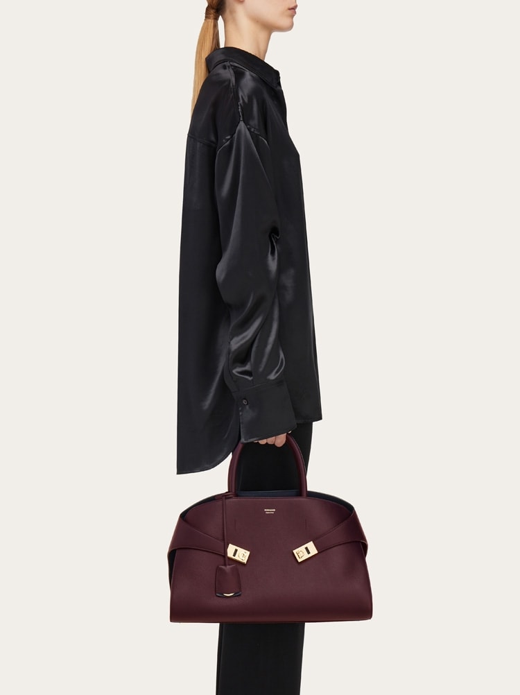 Hug handbag (L) Gallery image 2