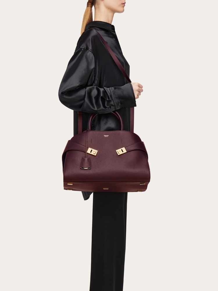 Hug handbag (L) Gallery image 3
