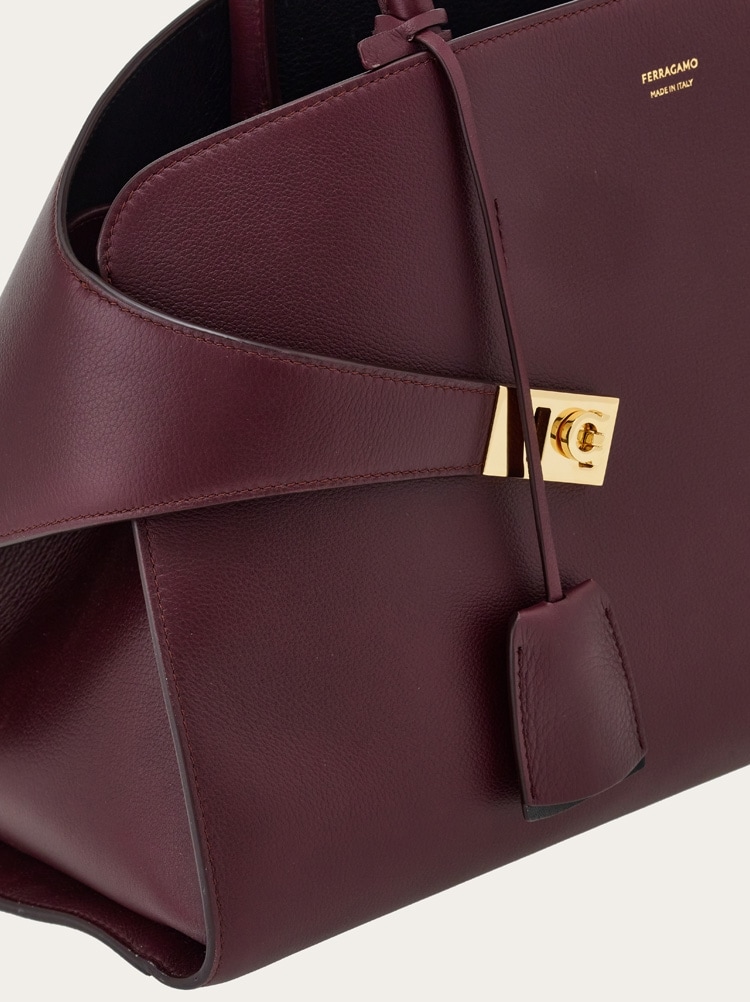 ★美品★フェラガモ　HugバッグLサイズ Hug バイカラーハンドバッグ(M) - ウィメンズ | Ferragamo