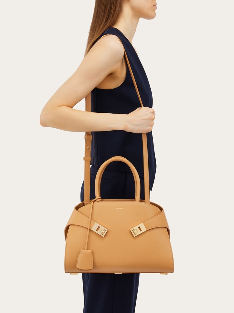 24AW new/FERRAGAMO ハグミディアムレザートートバッグ Bag Hug handbag (L) - Women | Ferragamo