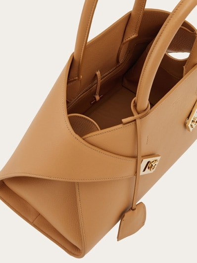 ハンドバッグ FERRAGAMO Woman Handbag Brown 215608 771867 CLAY Hug bicolor handbag (M) - Women | Ferragamo