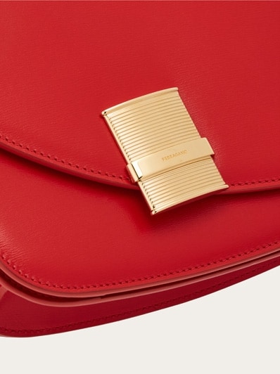 【送料&関税込】Ferragamo oyster Red Asymmetric Crossbody Ba Ferragamo 'oyster' Red Asymmetric Crossbody Bag With Logo