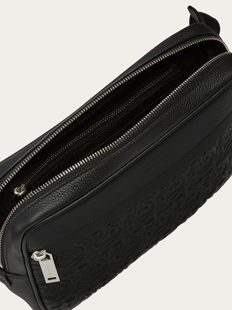 SALVATORE FERRAGAMO ホイントヘムストレトカットハックヘスト ボディバッグ - メンズ | Ferragamo