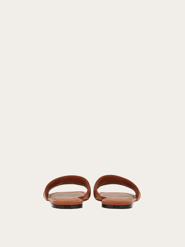 直営店☆Ferragamo☆ GANCINI ロゴ フラット スライドサンダル Flat slide with Gancini ornament - Women | Ferragamo