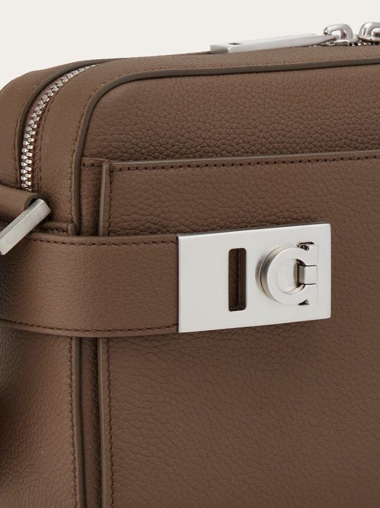 Bolso bandolera East-West con hebillas Gancini Gallery image 7