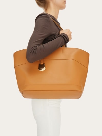 Charming tote bag (XL) - Women | Ferragamo