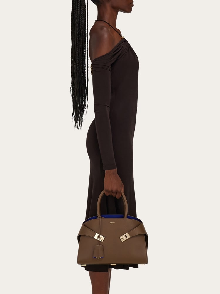 Hug bicolor handbag (M) Gallery image 2